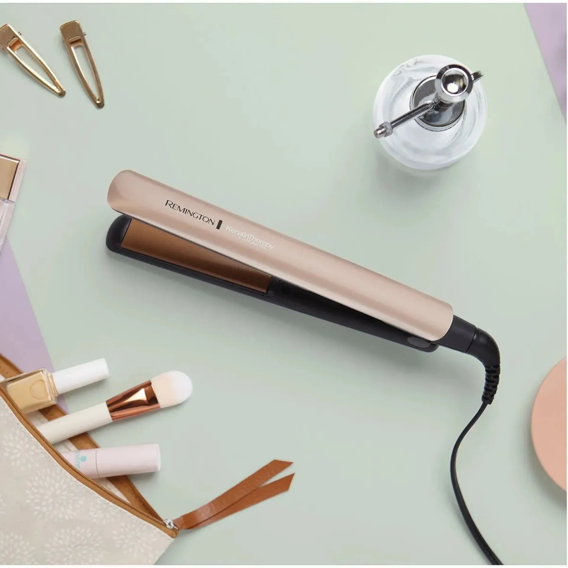 Plancha Alisadora Remington Keratina Therapy Con Placas Cerámicas Y Pantalla LED S8599